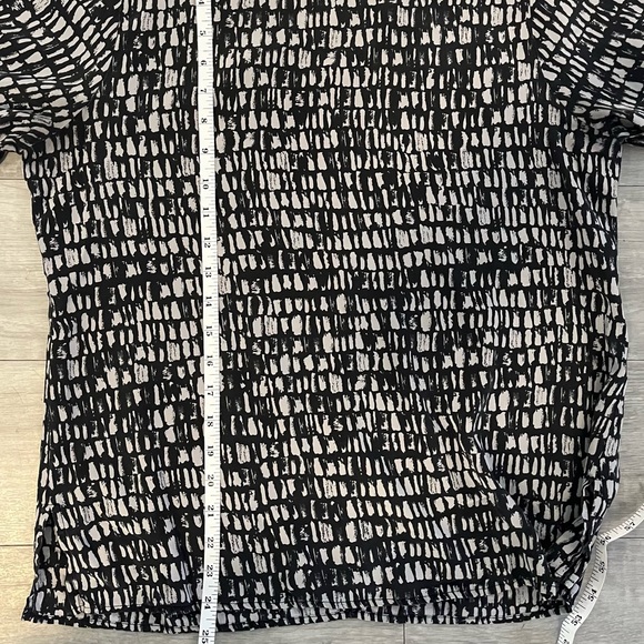 Eileen Fisher Silk Short-sleeve Blouse with geometric pattern - Picture 12 of 13